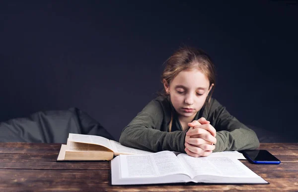 Dziewczyna Modli Się Złożonymi Rękami Otwarta Biblia Stole Pomódl Się — Zdjęcie stockowe