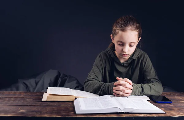 Κορίτσι Προσεύχεται Σταυρωμένα Χέρια Μια Ανοιχτή Αγία Γραφή Στο Τραπέζι — Φωτογραφία Αρχείου