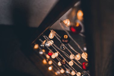 Noel ağacında çelenk. El fenerlerinin ışığı sönmüş. Bokeh