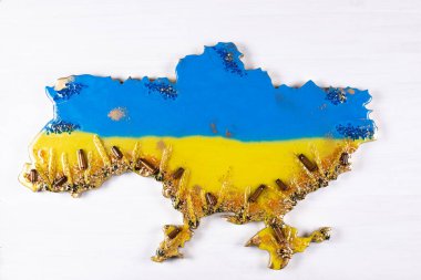 Beyaz arka planda Ukrayna. Ukrayna bayrağı ve hatları. Sarı Mavi