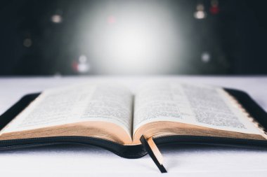 Masanın üzerinde açık bir İncil. Dua et. Kutsal