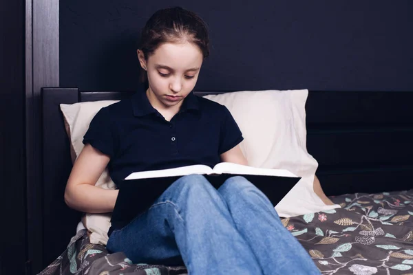 Nastoletnia Dziewczyna Czyta Książkę Siedząc Łóżku Dziecko Czyta Biblię Modlitwa — Zdjęcie stockowe
