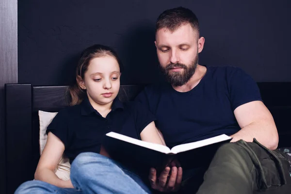 Тато Дочка Разом Читають Біблію Сім Щаслива Дитина Посміхається Сидячи — стокове фото