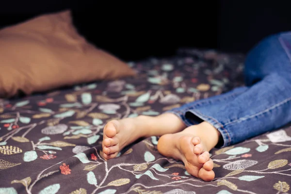 Rapariga Descalça Uma Menina Jeans Com Pés Descalços Está Deitada Imagem De Stock