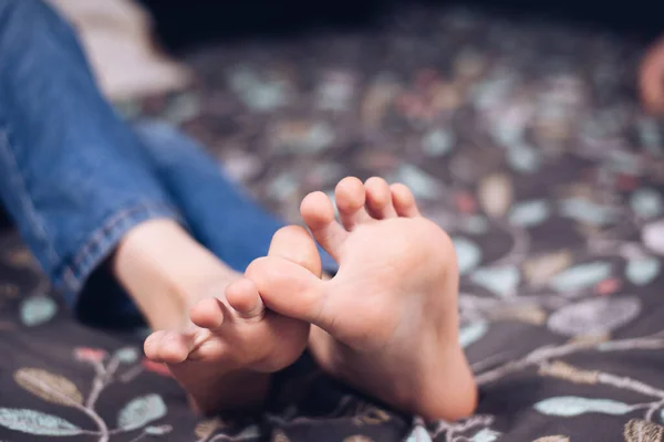 Rapariga Descalça Uma Menina Jeans Com Pés Descalços Está Deitada Imagem De Stock