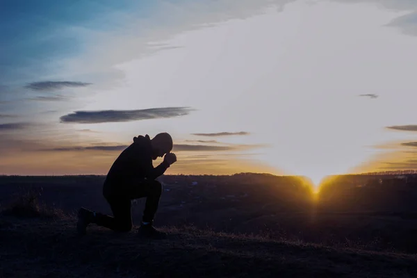 Modlitba Muž Kolenou Modlí Pozadí Oblohy Západu Slunce Odpuštění Hříchů — Stock fotografie