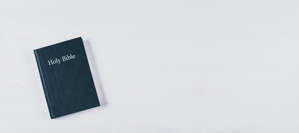 Heilige Bijbel Bijbelboek Een Houten Tafel Een Witte Achtergrond — Stockfoto