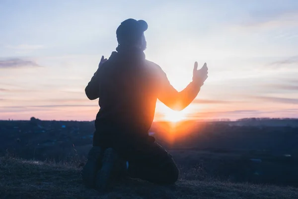 Diz Çöküp Dua Eden Bir Adam Günbatımı Gökyüzünün Arka Planında — Stok fotoğraf