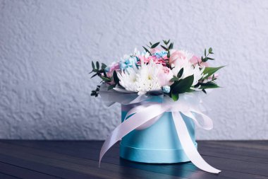 Masanın üzerinde bir buket çiçek. Flowers 'la vazo. Düğün buketi. Bahar.