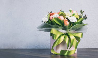 Bir buket çiçek. Masadaki vazoda çiçekler var. Düğün buketi. Tebrik kartı