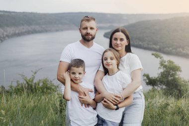 Mutlu bir aile. Baba, anne ve çocuklar Avrupalı Amerikalılar gülümsüyor. Aile günü. Anneler ve babalar günü..