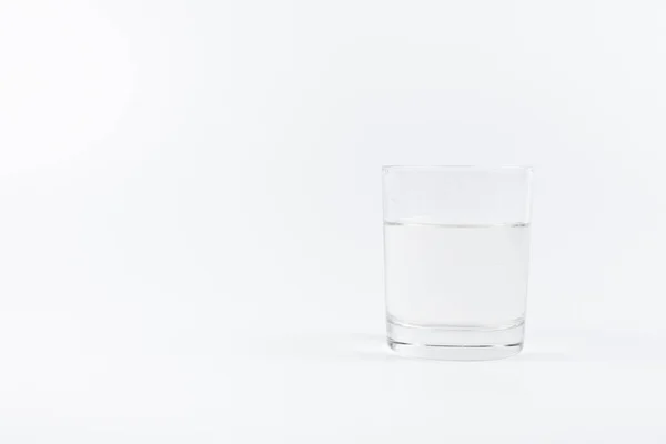 Стакан Воды Столе Белом Фоне — стоковое фото