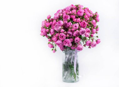 Gül çiçekleri. Vazoda bir buket gül. Beyaz bir arkaplanda.