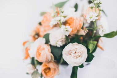 Vazoda bir buket çiçek. Beyaz bir arka planda. Bahar