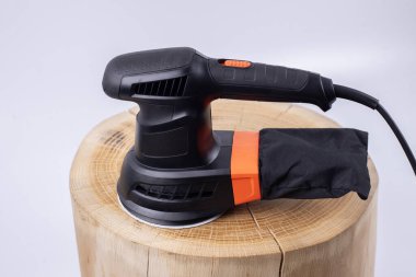 Eksantrik öğütme makinesi. Ağaç gövdesi. Meşe tahtası. Marangozluk işe yarıyor. Beyaz bir arkaplanda.