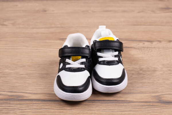 Кроссовки Спортивная обувь с белыми подошвами. На деревянном фоне.