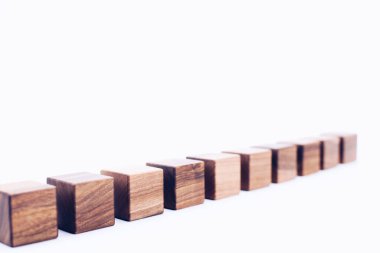 Beyaz arka planda dağınık tahta küpler. Bloklar