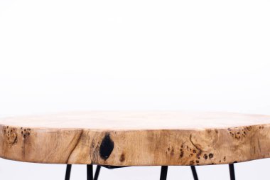 Epoksi reçineden yapılmış ahşap kahve masası. Odada. Meşe ağacı