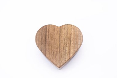 Kalp şeklinde bir mum gibi. Beyaz bir arka planda. Tahta bir mum.