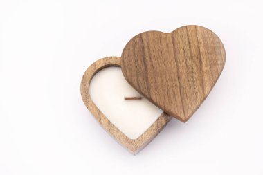 Kalp şeklinde bir mum gibi. Beyaz bir arka planda. Tahta bir mum.