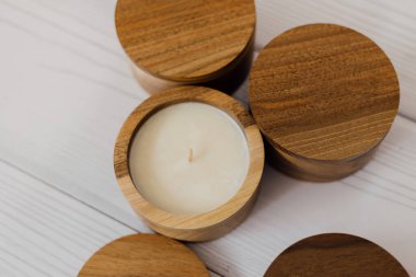 Tahta bir kutuda mum. Beyaz bir masada bir mum..