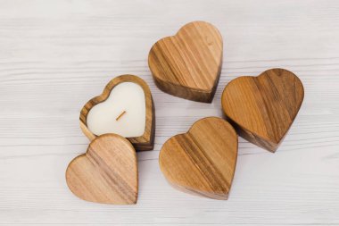 Tahta bir kutuda mum. Beyaz bir masada, kalp şeklinde bir mum. Sevgililer Günü. Aşk