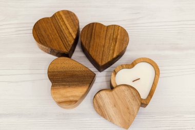 Tahta bir kutuda mum. Beyaz bir masada, kalp şeklinde bir mum. Sevgililer Günü. Aşk