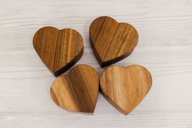 Tahta bir kutuda mum. Beyaz bir masada, kalp şeklinde bir mum. Sevgililer Günü. Aşk