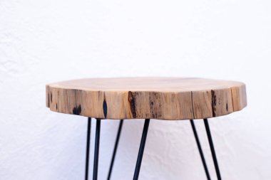 Epoksi reçineli ahşap masa. Çapraz kesilmiş ahşaptan yapılmış bir masa..