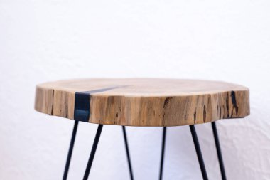 Epoksi reçineli ahşap masa. Çapraz kesilmiş ahşaptan yapılmış bir masa..