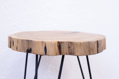 Epoksi reçineli ahşap masa. Çapraz kesilmiş ahşaptan yapılmış bir masa..