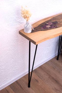 Tahta sehpa konsolu. Çatı katı tarzında bir masa. Ceviz ağacı gövdesi ve kurumuş çiçeklerden yapılmış bir masa. Epoksi reçine.