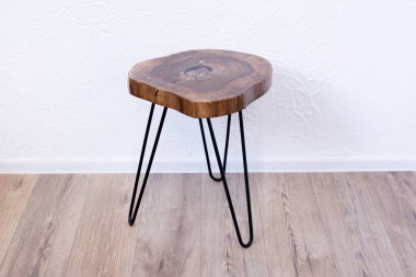 Ahşap sehpa. Çatı katı tarzında bir masa. Ceviz ağacı gövdesinin bir bölümünden yapılmış bir masa. Epoksi reçine.