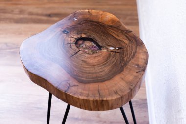 Ahşap sehpa. Çatı katı tarzında bir masa. Ceviz ağacı gövdesinin bir bölümünden yapılmış bir masa. Epoksi reçine.