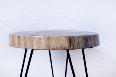 Ahşap sehpa. Çatı katı tarzında bir masa. Ceviz ağacı gövdesinin bir bölümünden yapılmış bir masa. Epoksi reçine.