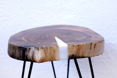 Ahşap sehpa. Çatı katı tarzında bir masa. Ceviz ağacı gövdesinin bir bölümünden yapılmış bir masa. Epoksi reçine.