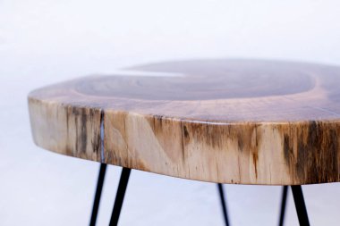 Ahşap sehpa. Çatı katı tarzında bir masa. Ceviz ağacı gövdesinin bir bölümünden yapılmış bir masa. Epoksi reçine.