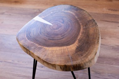 Ahşap sehpa. Çatı katı tarzında bir masa. Ceviz ağacı gövdesinin bir bölümünden yapılmış bir masa. Epoksi reçine.