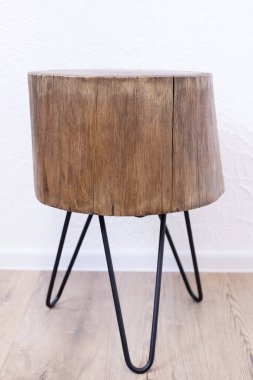 Ahşap meşe kahve masası. Epoksi reçine masası. Çatı katı tarzı mobilyalar. Odada.