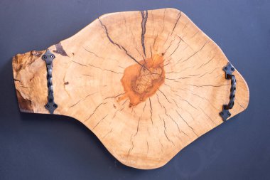 Mutfak tahtası tahtadan yapılmış. Eski meşe ağacından yapılmış yemek tepsisi. Dokuda çatlaklar