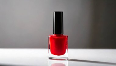 Bir şişe kırmızı oje. Arka planda. Güzellik ve kozmetik