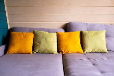 Kanepenin üzerindeki yastıklar renkli. Yatak.