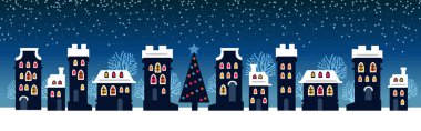 Şirin Noel ve kış geceleri şehir evleri. Şehir panoramasının karlı pencereleri.