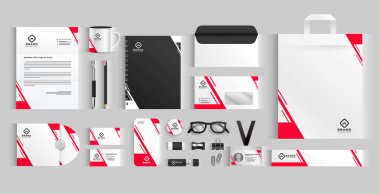 Set vektöründe modern beyaz ve kırmızı iş kırtasiyesi pankartı