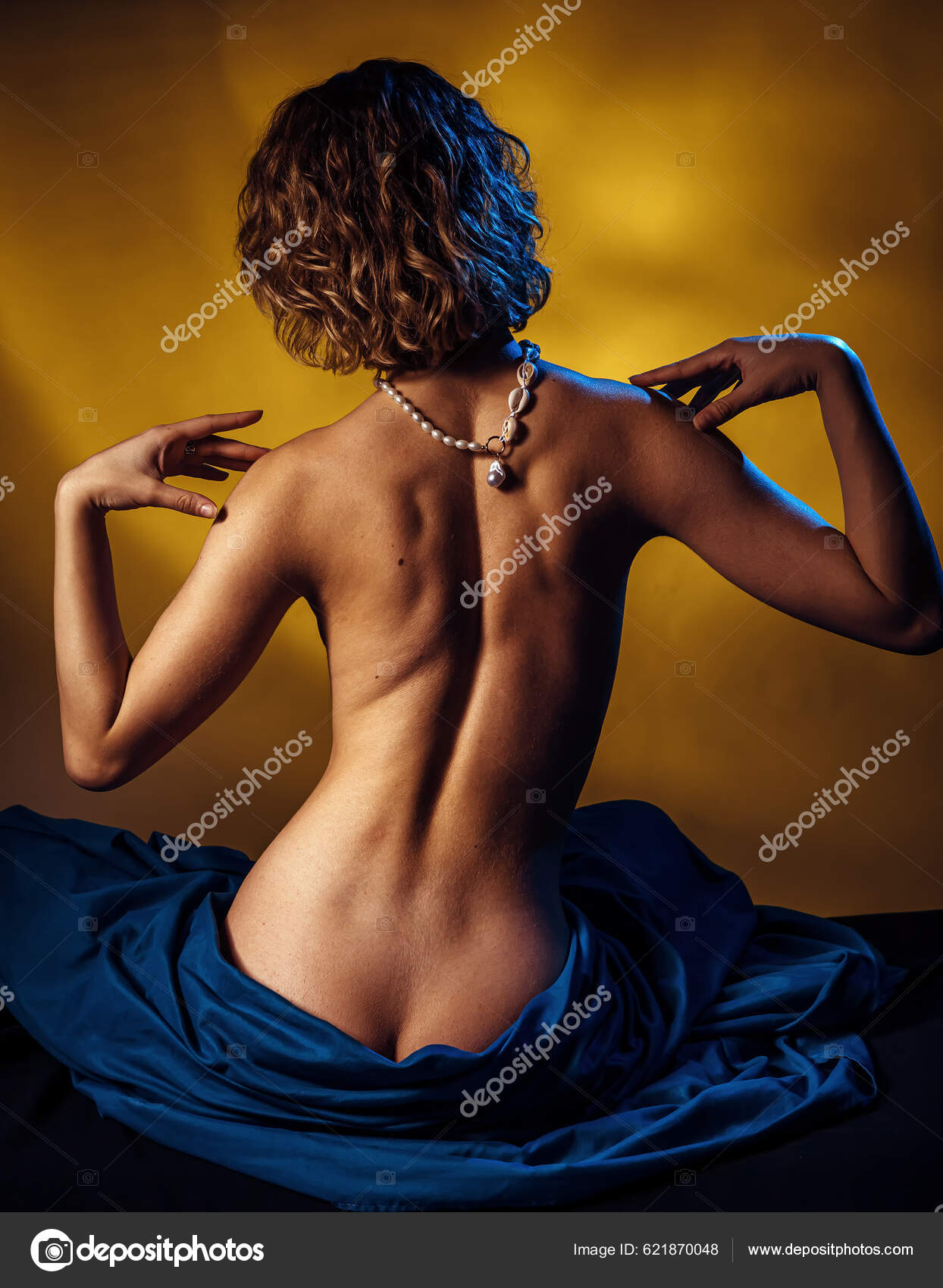 Πίσω Όψη Της Νεαρής Σέξι Γυναίκας Γυμνό Μοντέλο Κάθεται Πίσω — Φωτογραφία  Αρχείου © Oleg.Ermak88 #621870048