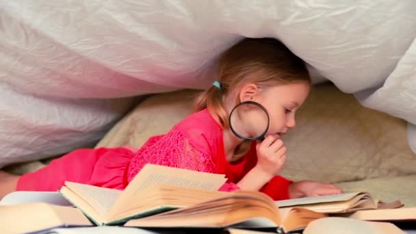 Мила Річна Дівчинка Читає Книжку Маленька Дівчинка Вдома Ліжку Червоній — стокове відео