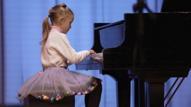 Linda Niña Años Tocando Piano Escenario Concierto Bajo Luz Sofás — Vídeos de Stock
