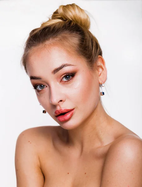 Retrato Beleza Mulher Modelo Cabelo Loiro Amarrado Pele Facial Brilhante — Fotografia de Stock