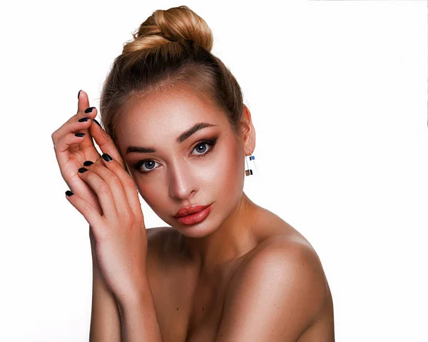 Schoonheidsportret Van Vrouw Model Blond Haar Gebonden Knoop Aanraken Gezicht — Stockfoto
