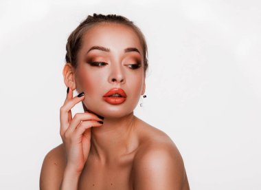 Güzel bir portre, sarışın kadın modelin başı ve omuzları, dokunaklı yüz, sağlıklı parlayan yüz, beyaz arka planda duran. Sağlıklı ya da güzel kozmetik ürünlerin reklamını yapmak